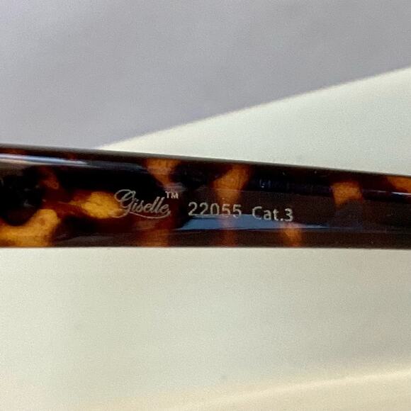 Giselle Retro Two Tone Cat Eye Womens Sunglasses - Picture 6 of 6